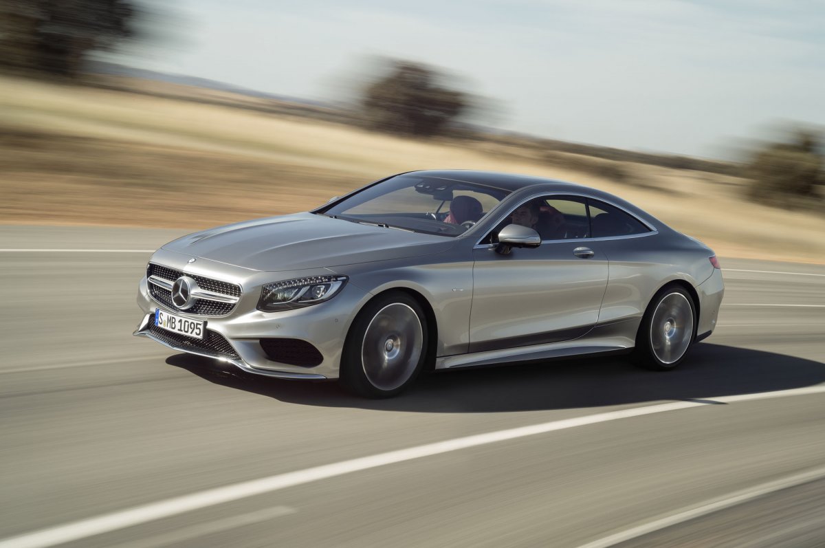 the-s550-mercedes-offered-to-american-customers-comes-with-all-wheel-drive-and-a-47-liter-v8-biturbo-engine-under-the-hood